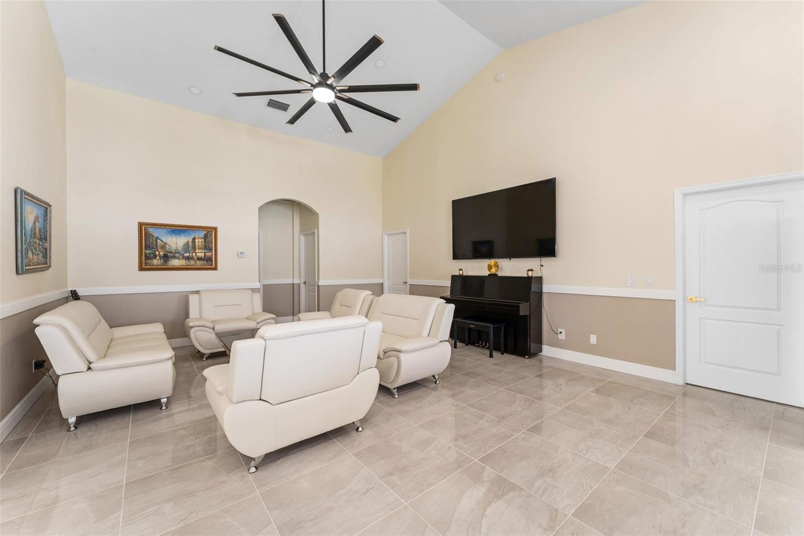 Image 14 of 46 For 2832 Rodeo Drive