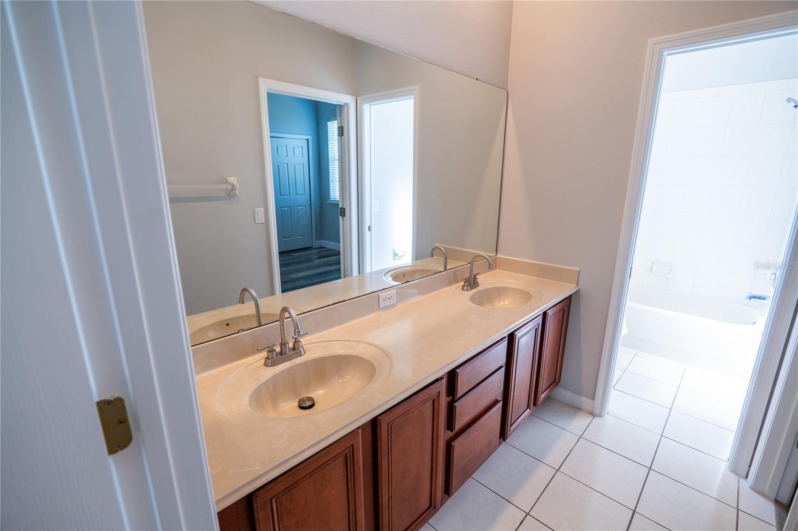 Listing photo id 26 for 2555 Sand Arbor Circle