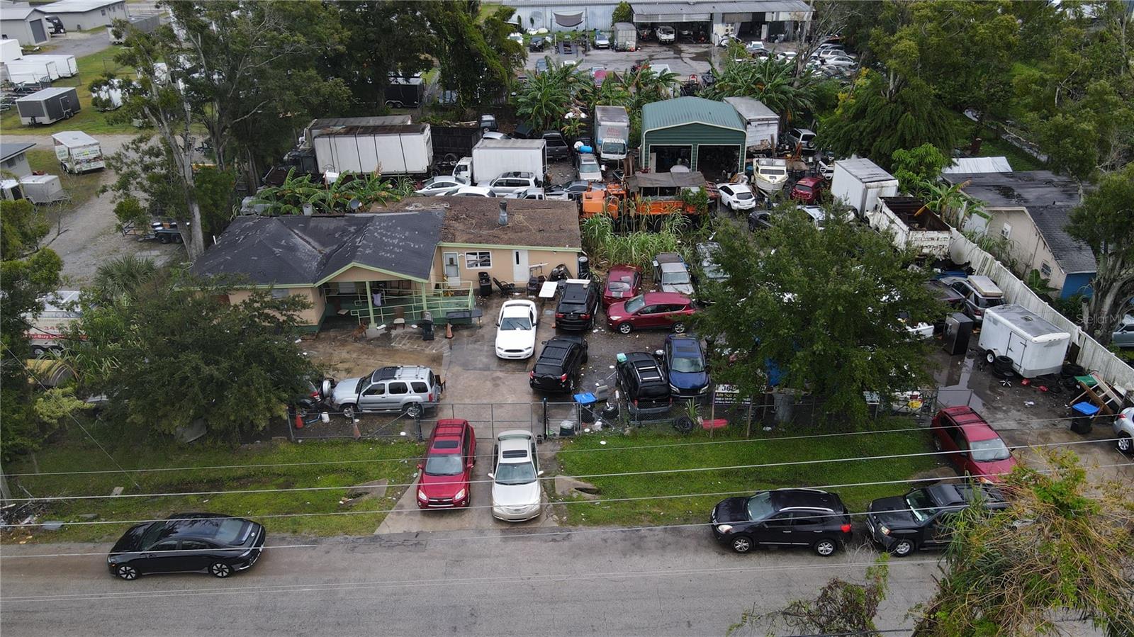 Listing photo id 2 for 655 Barry Street