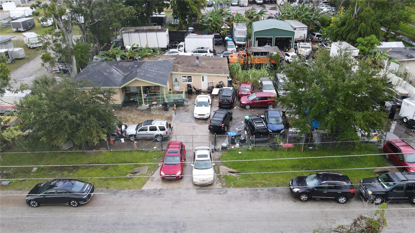 Listing photo id 3 for 655 Barry Street