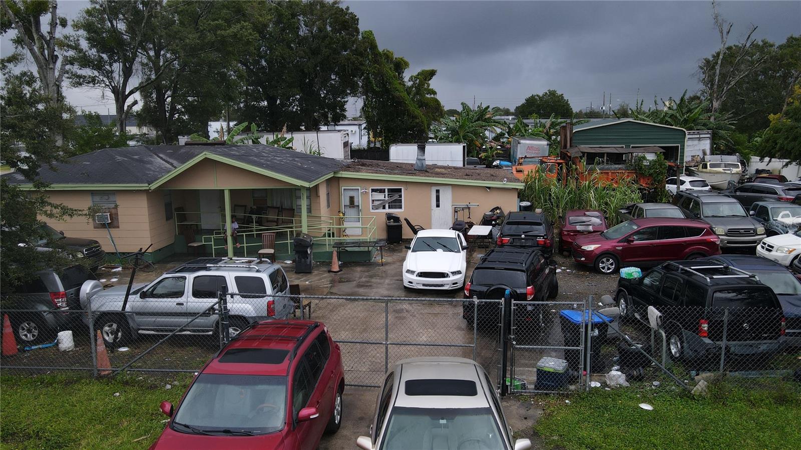 Listing photo id 6 for 655 Barry Street