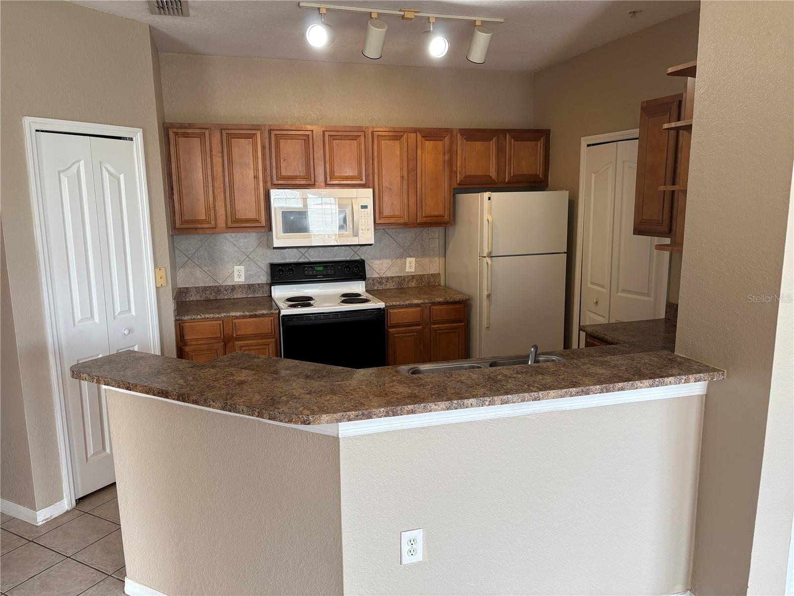 Image 2 of 17 For 6177 Metrowest Boulevard 307