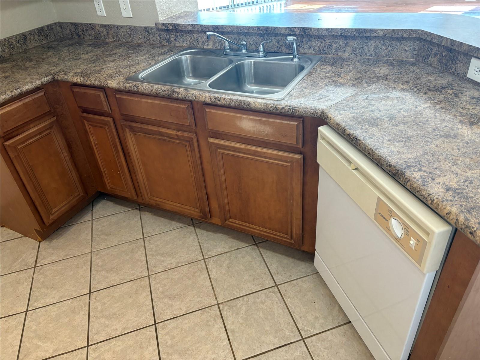 Image 5 of 17 For 6177 Metrowest Boulevard 307