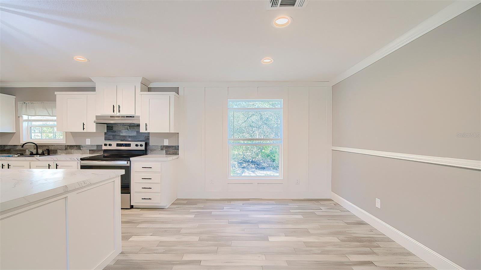 Listing photo id 12 for 14235 Hurricane Drive