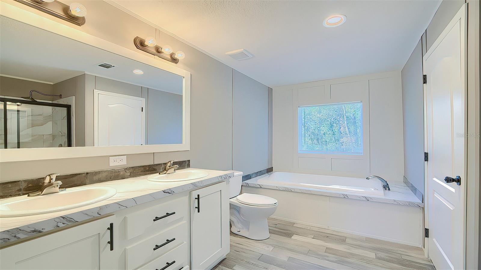 Listing photo id 19 for 14235 Hurricane Drive