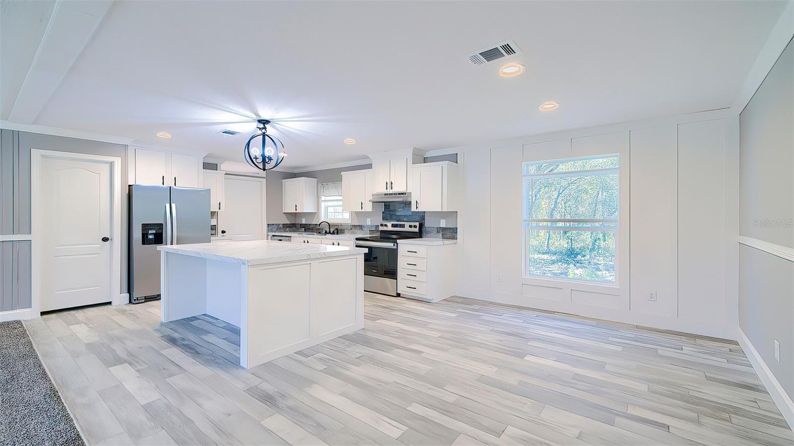 Listing photo id 6 for 14235 Hurricane Drive