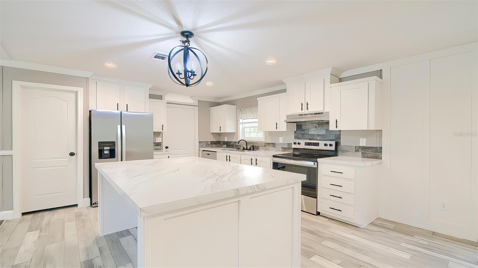 Listing photo id 7 for 14235 Hurricane Drive