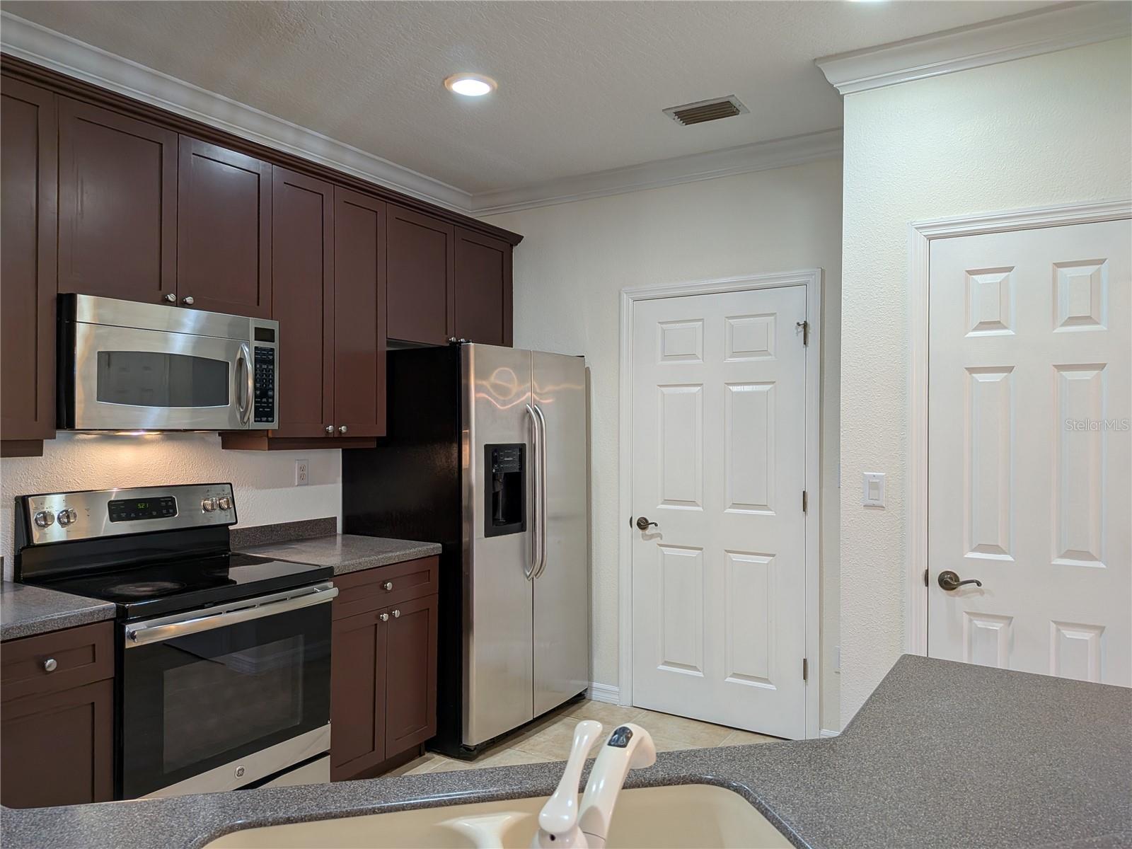 Image 10 of 31 For 11562 Amidship Lane 208