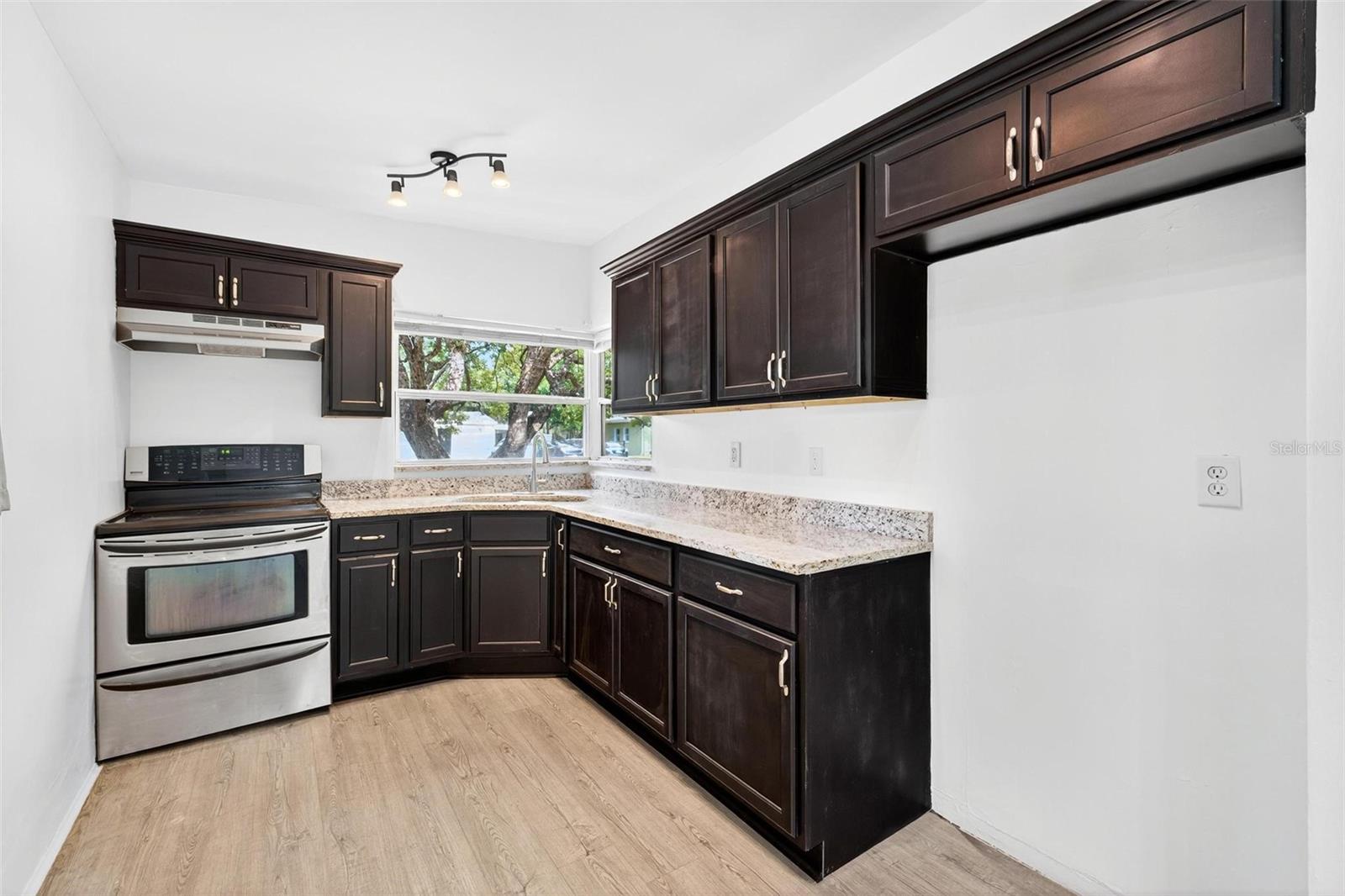 Image 33 of 45 For 613 Briarcliffe Street