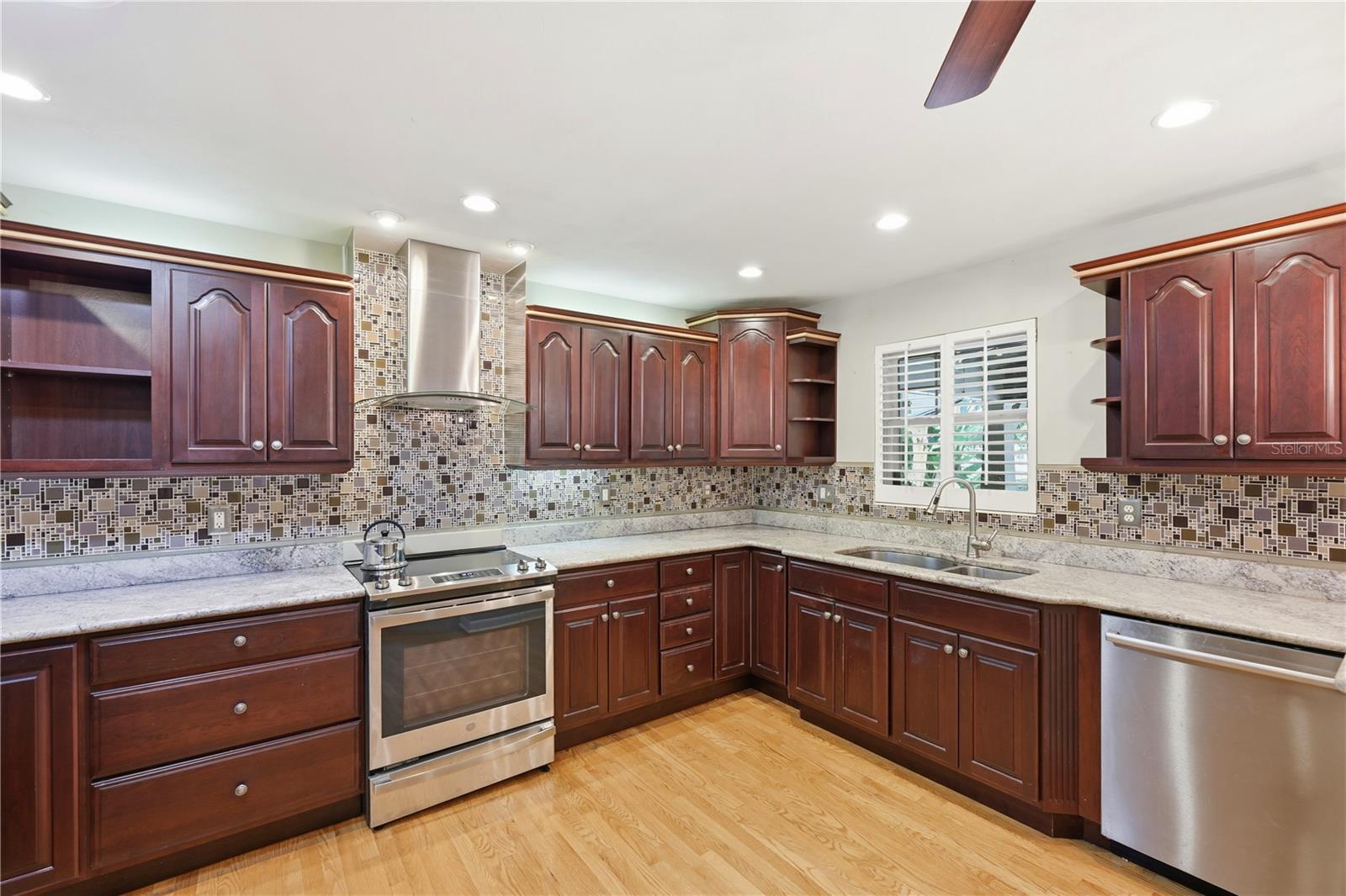 Image 21 of 48 For 904 New Hampshire Street