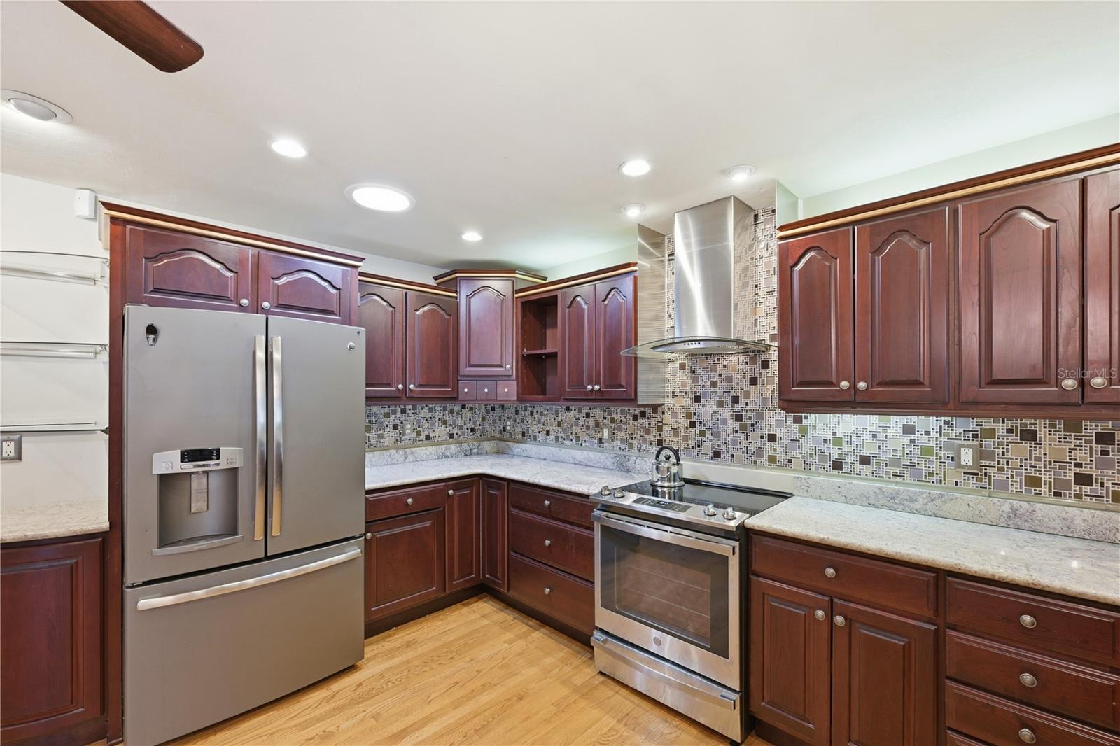 Image 22 of 48 For 904 New Hampshire Street