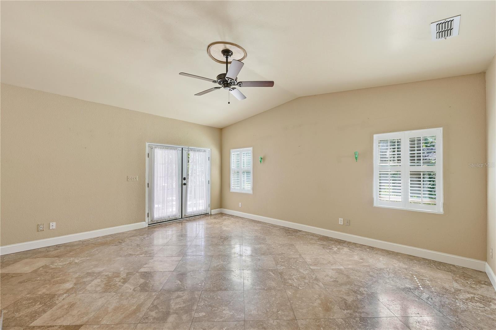 Image 33 of 48 For 904 New Hampshire Street