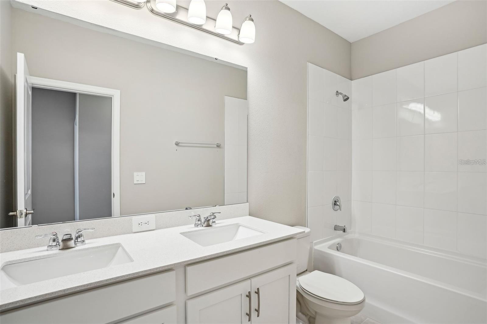 Image 32 of 41 For 5093 Railroad Vine Alley