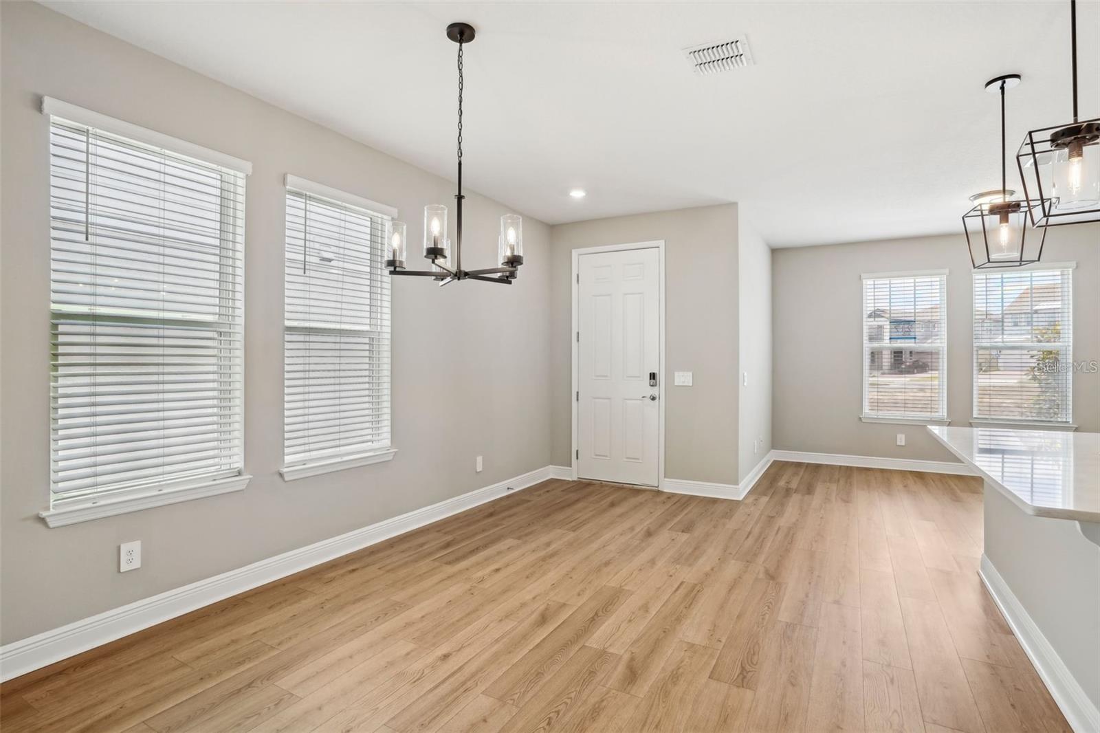 Image 4 of 41 For 5093 Railroad Vine Alley