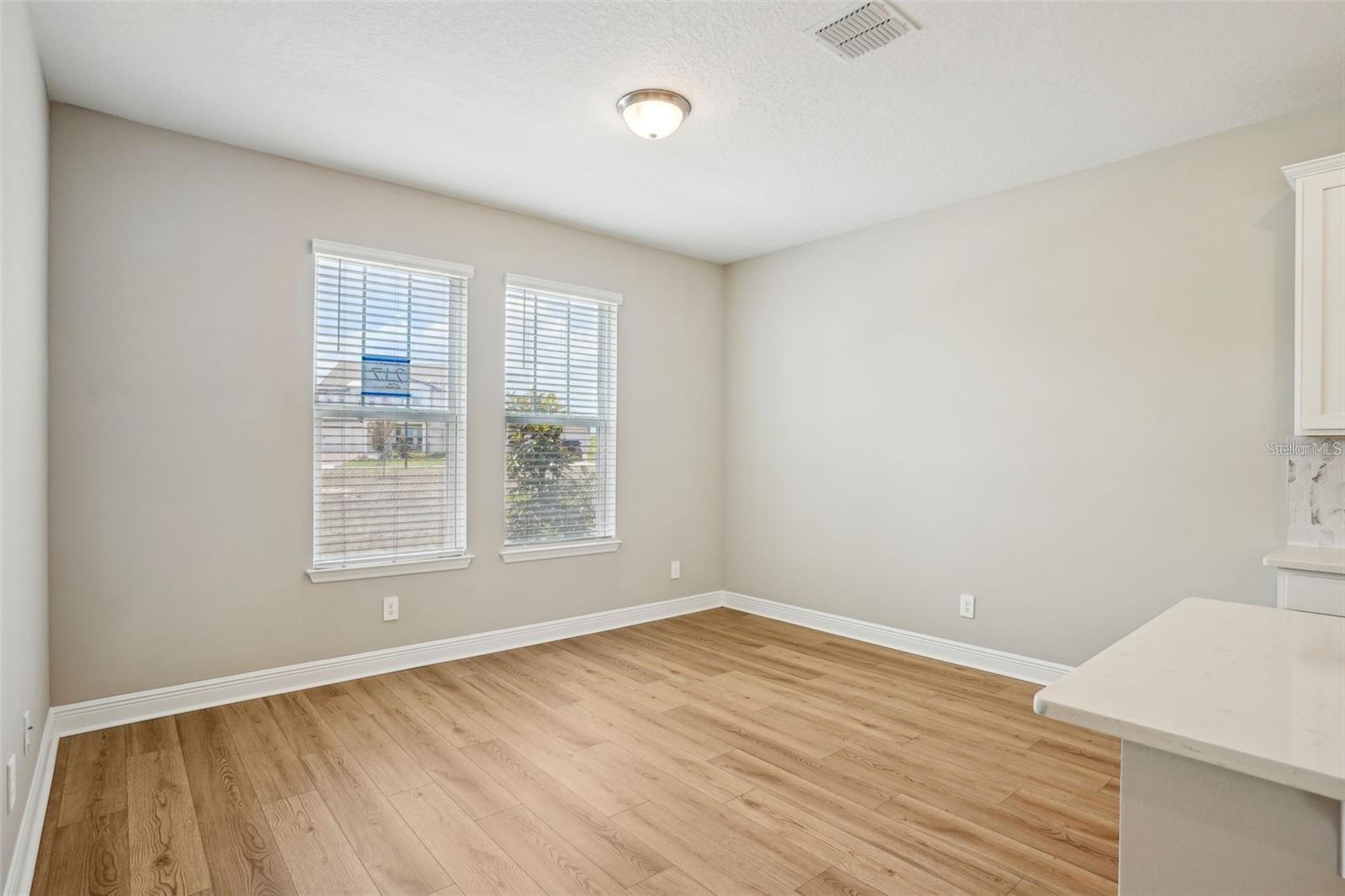 Image 5 of 41 For 5093 Railroad Vine Alley