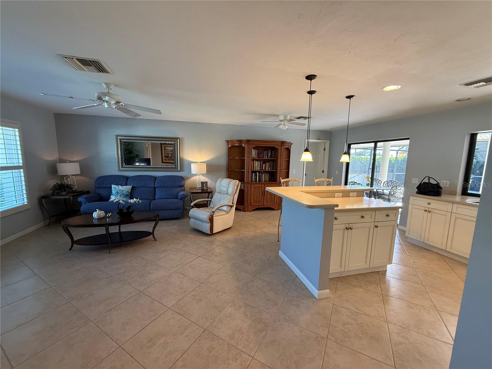 Image 4 of 50 For 915 Cardinal Street