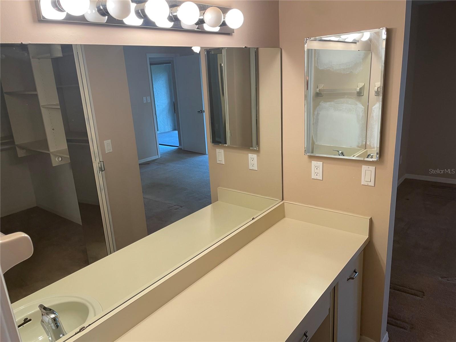 Image 13 of 29 For 1055 Kensington Park Drive 113