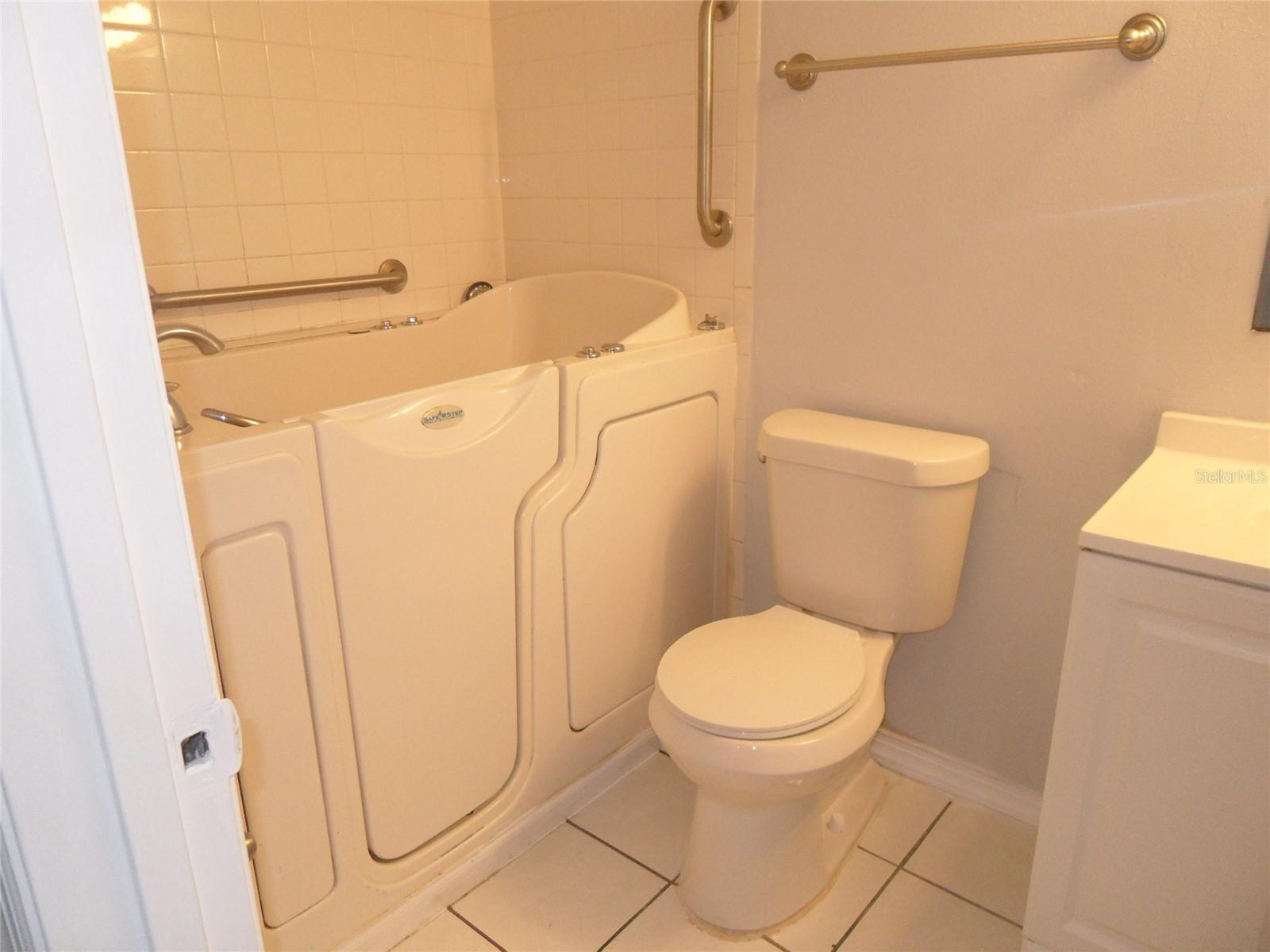 Image 15 of 24 For 914 Lake Destiny Road A