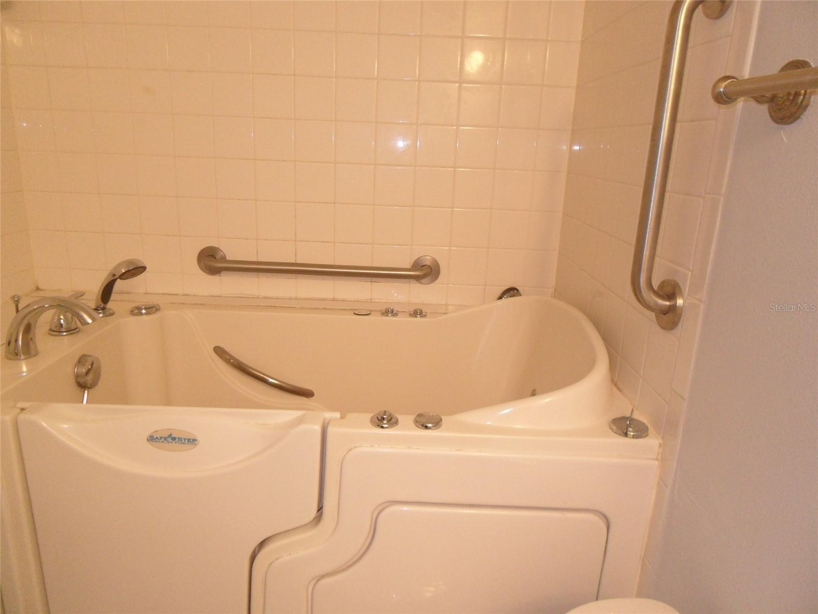 Image 16 of 24 For 914 Lake Destiny Road A