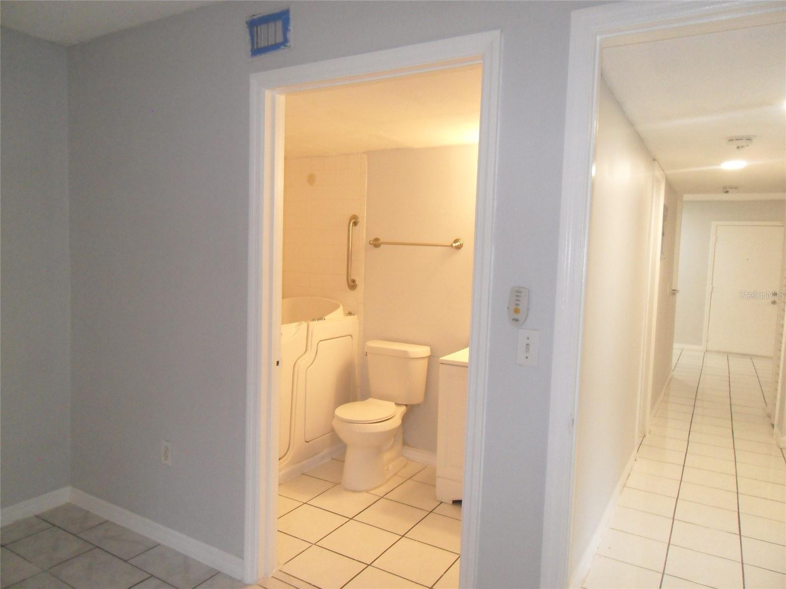 Image 17 of 24 For 914 Lake Destiny Road A