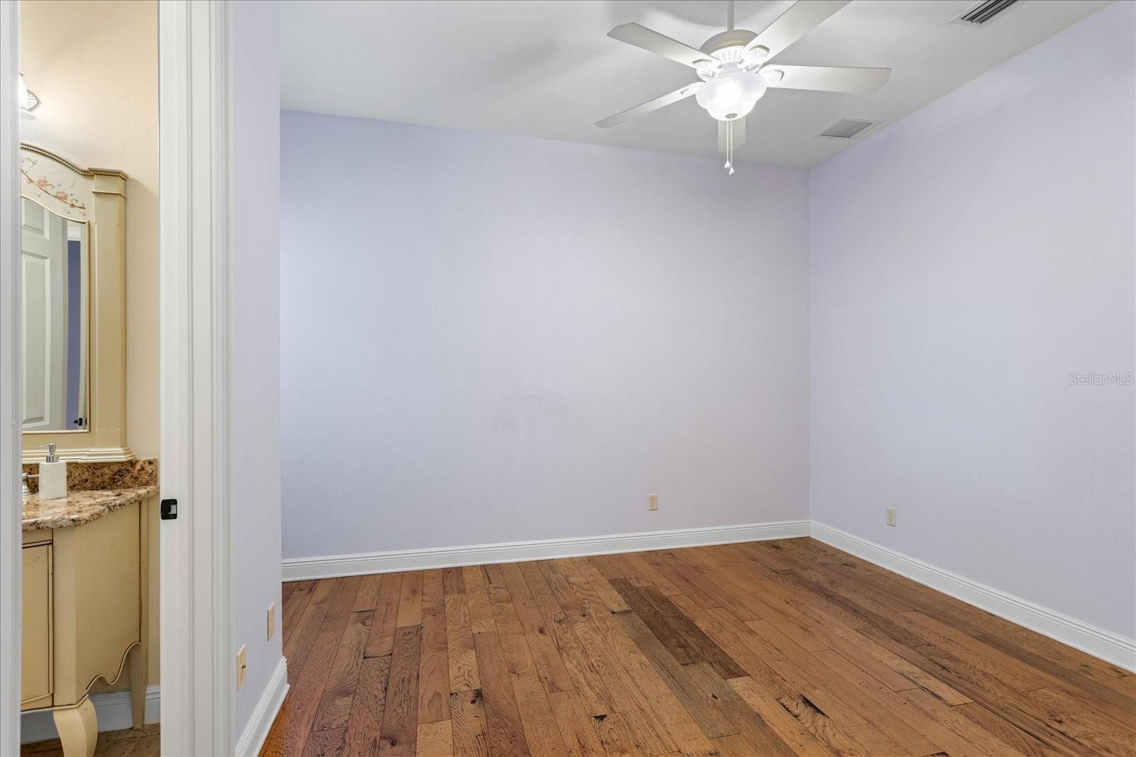 Image 30 of 66 For 401 Kentucky Blue Circle