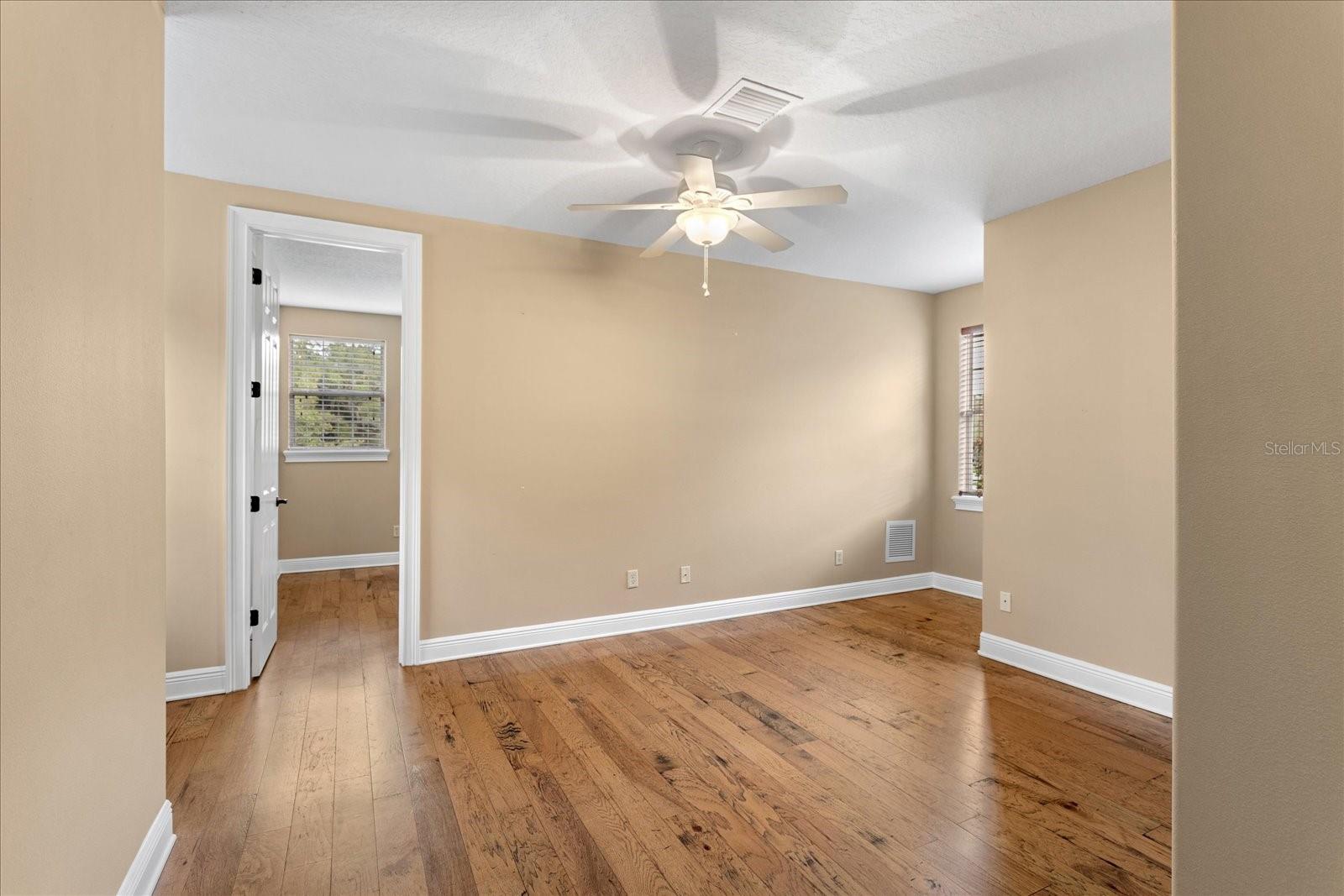 Image 35 of 66 For 401 Kentucky Blue Circle