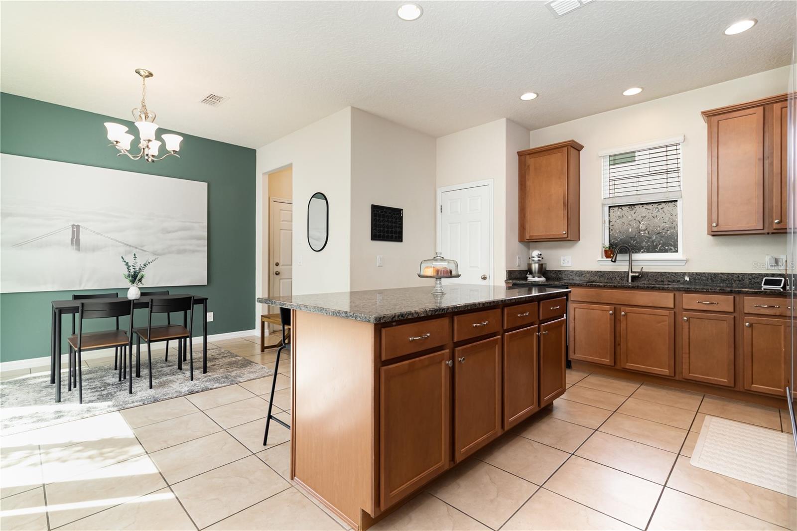 Listing photo id 3 for 4719 Northlawn Way