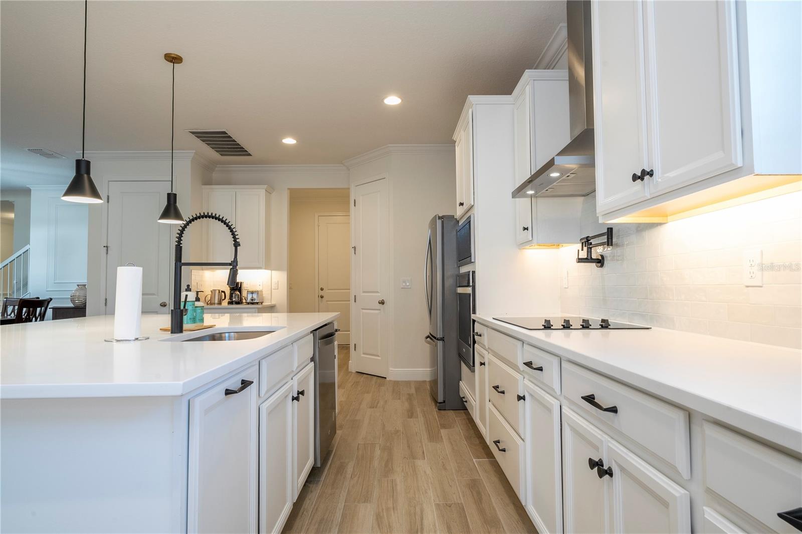 Listing photo id 32 for 4495 Lions Gate Avenue