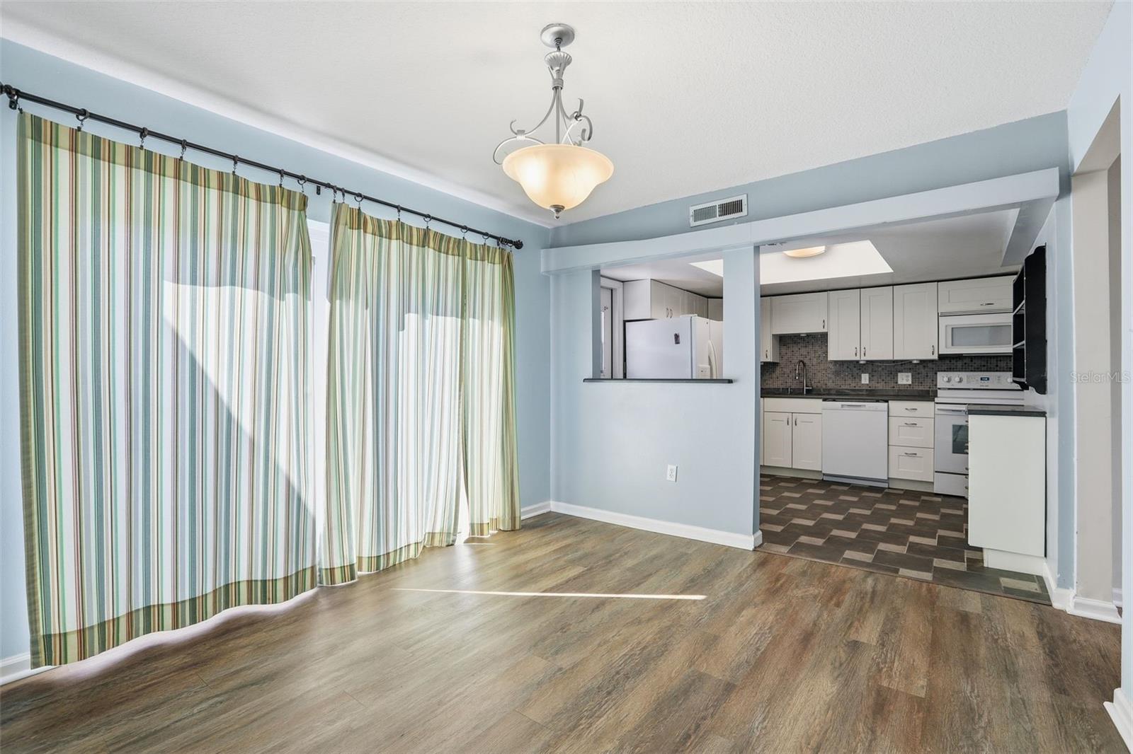 Image 11 of 44 For 161 Lago Vista Boulevard