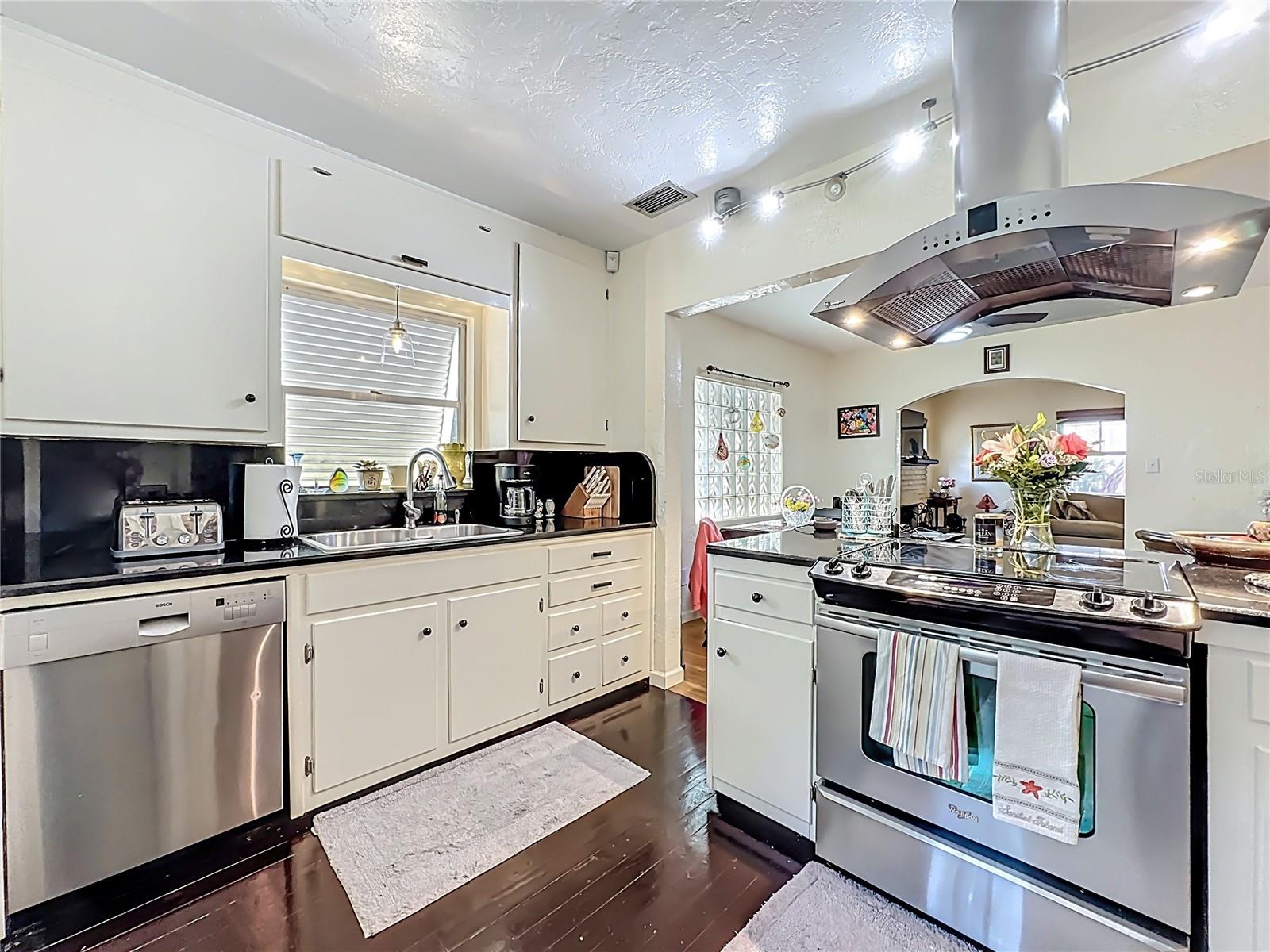 Image 20 of 51 For 1611 Delaney Avenue