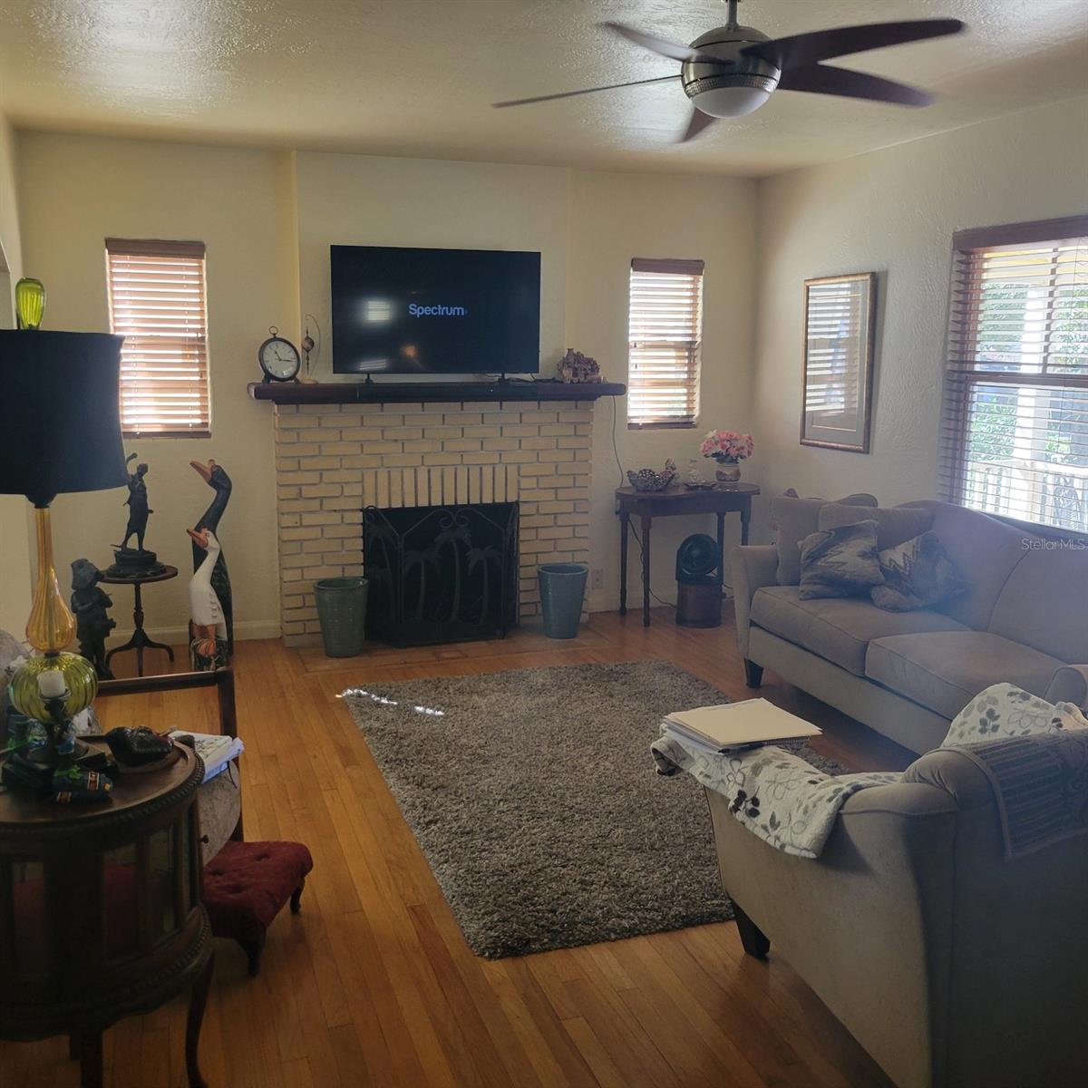 Listing photo id 2 for 1611 Delaney Avenue