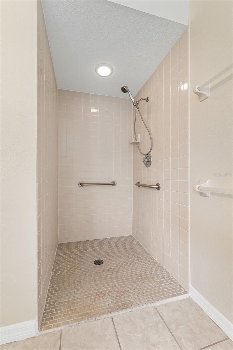 Image 15 of 40 For 817 Garden Glen