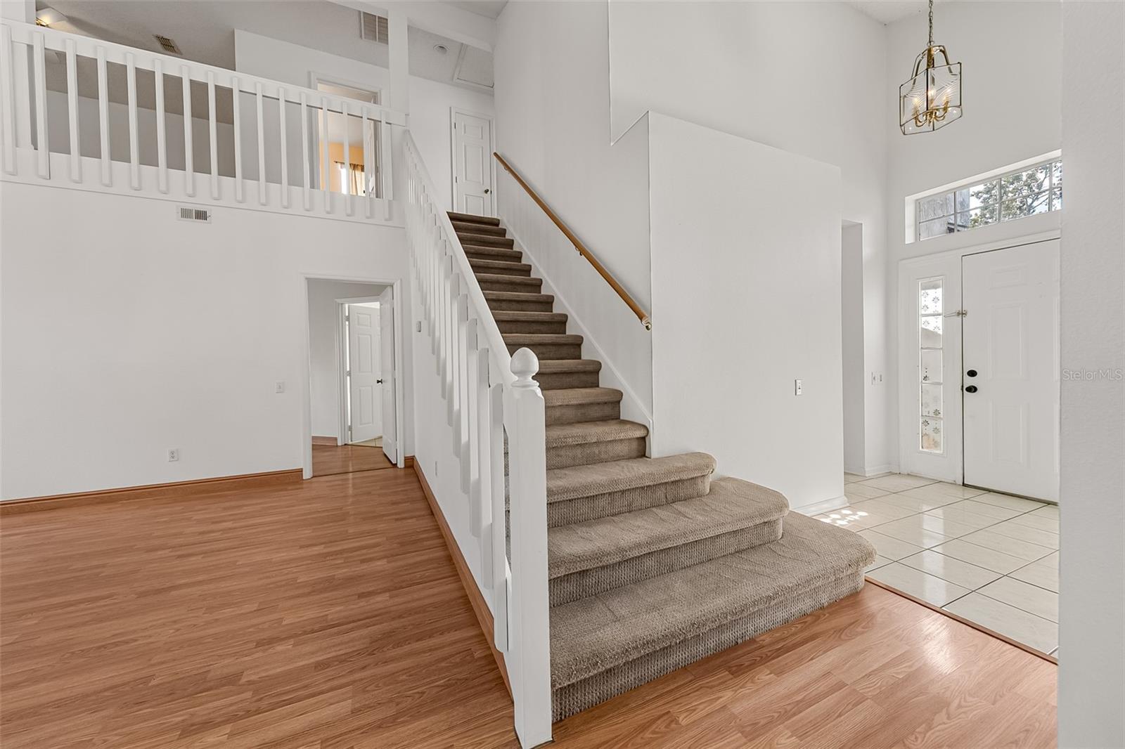 Image 2 of 40 For 817 Garden Glen