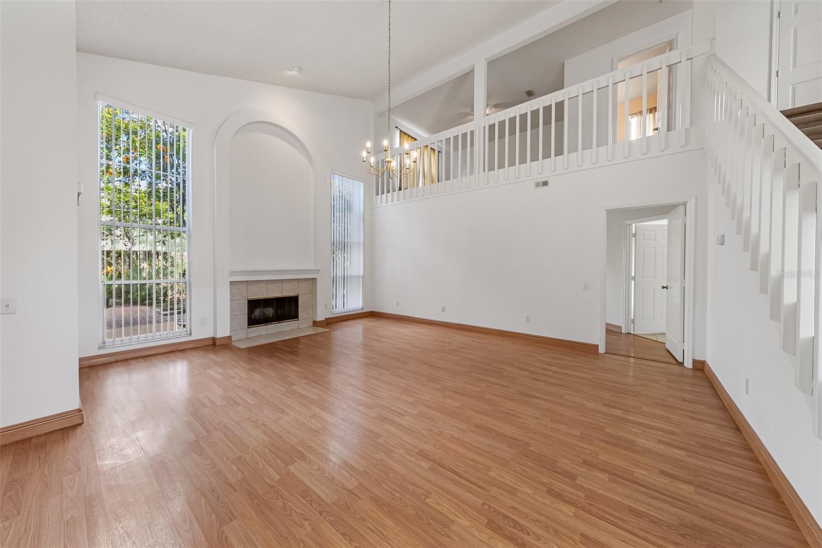 Image 7 of 40 For 817 Garden Glen