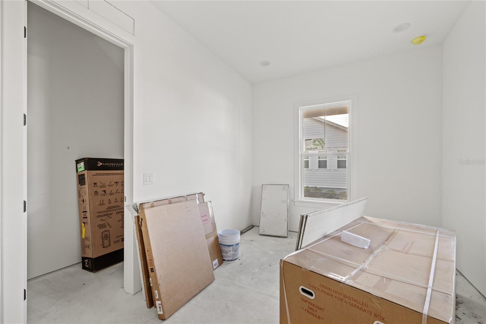 Image 26 of 95 For 1096 Riverway Drive