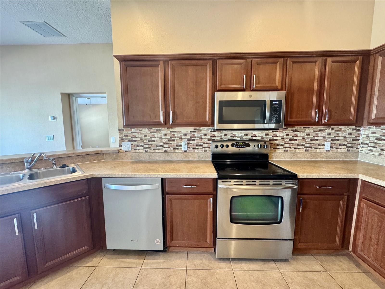 Image 7 of 17 For 6464 Goldenrod Road 32a