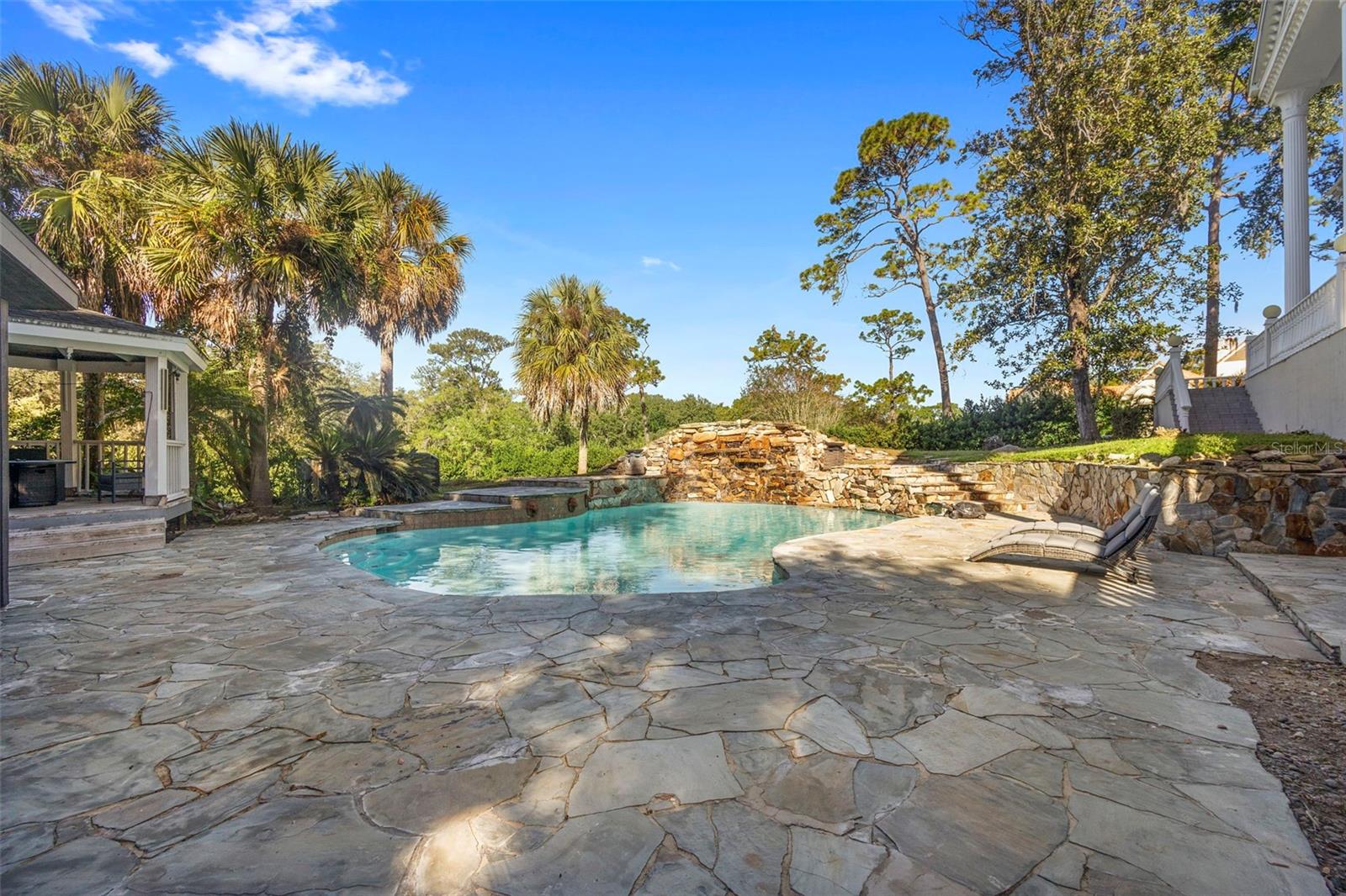 Listing photo id 13 for 1126 Brownshire Court