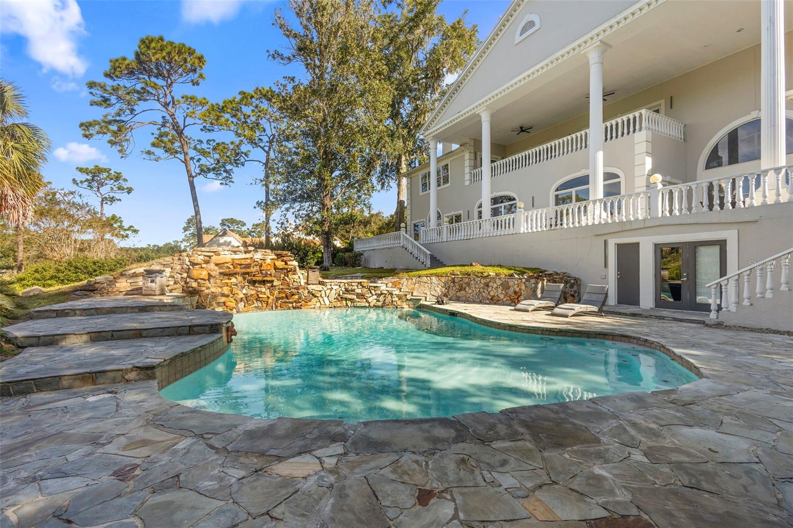 Listing photo id 14 for 1126 Brownshire Court