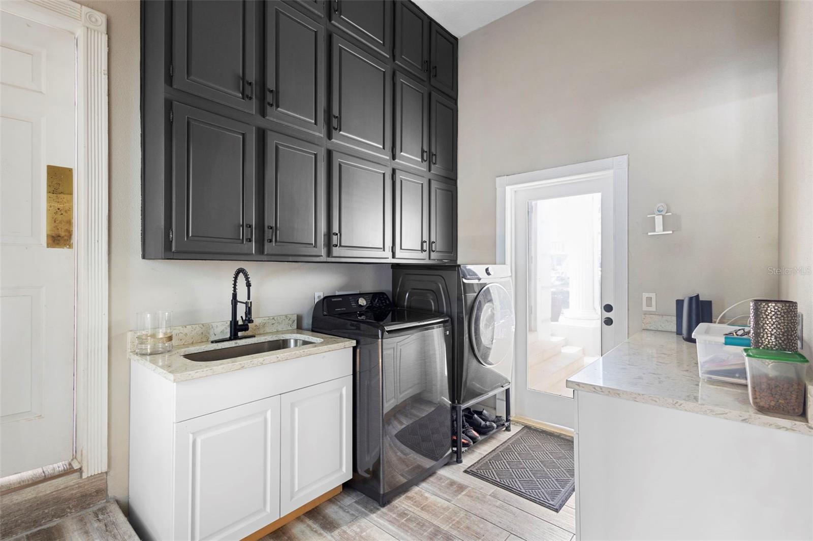 Listing photo id 46 for 1126 Brownshire Court