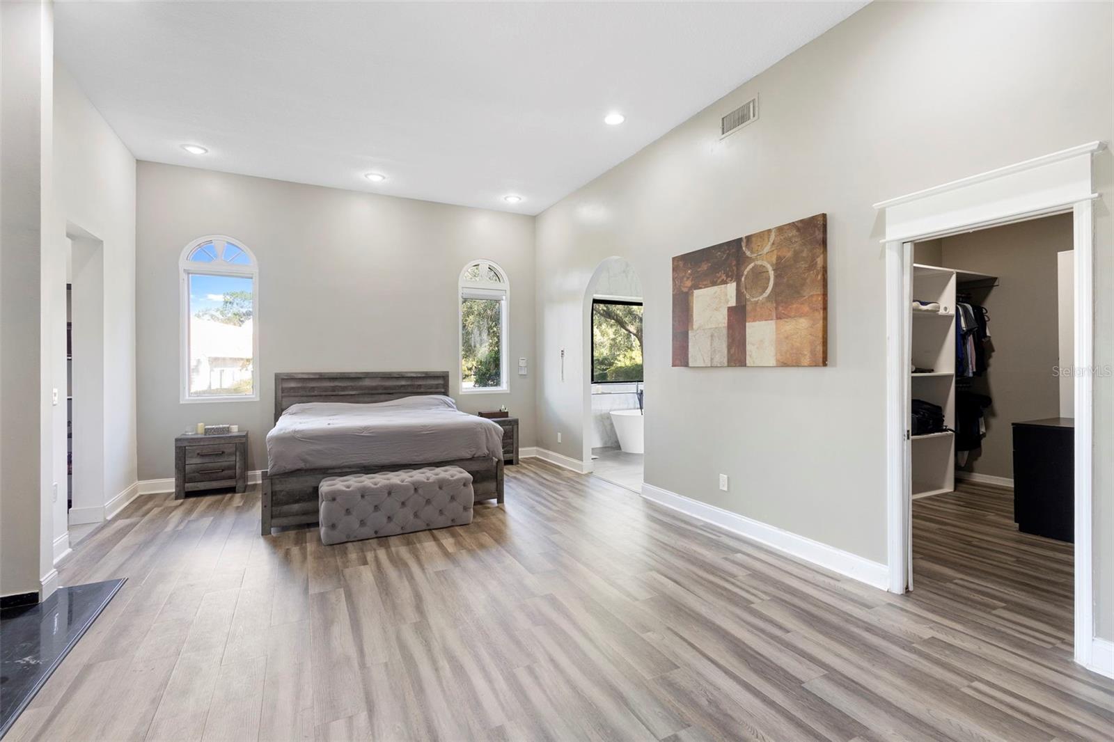 Listing photo id 47 for 1126 Brownshire Court