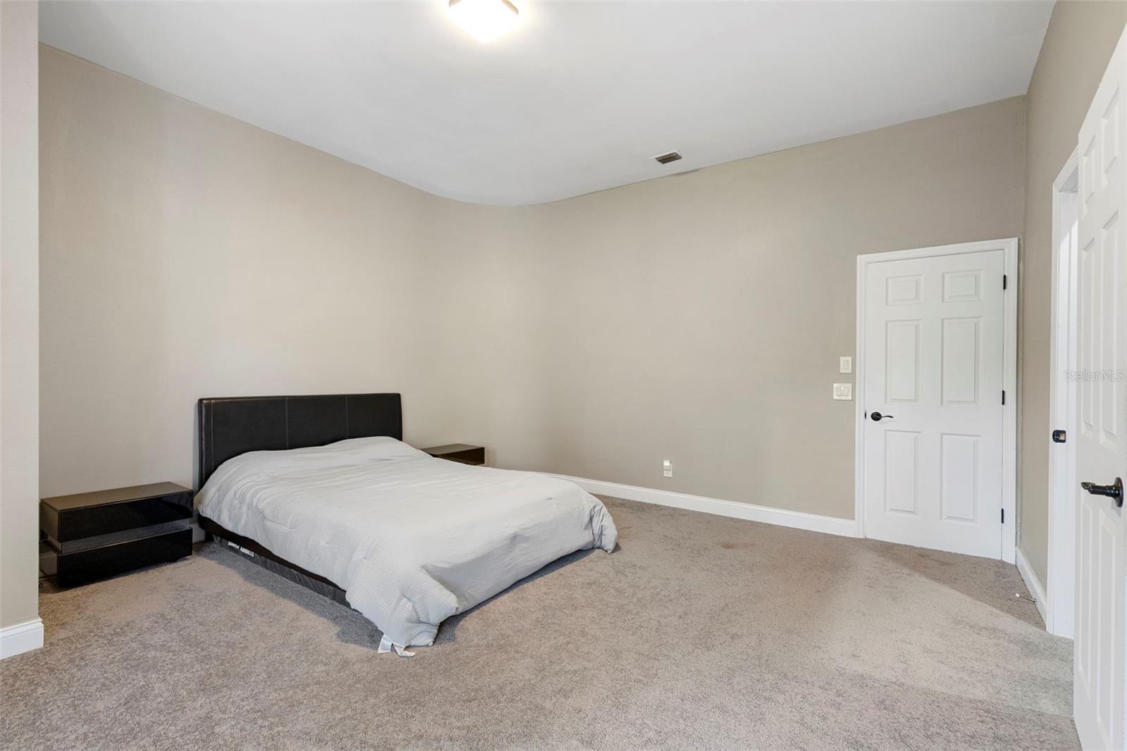 Listing photo id 51 for 1126 Brownshire Court