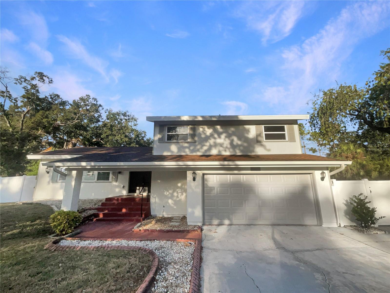 Listing photo id 0 for 1911 Rambling Lane