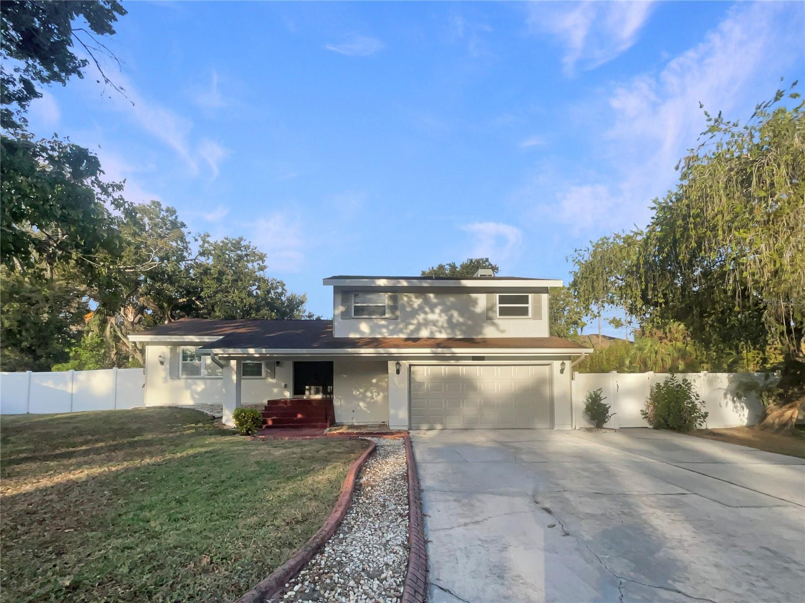 Listing photo id 1 for 1911 Rambling Lane