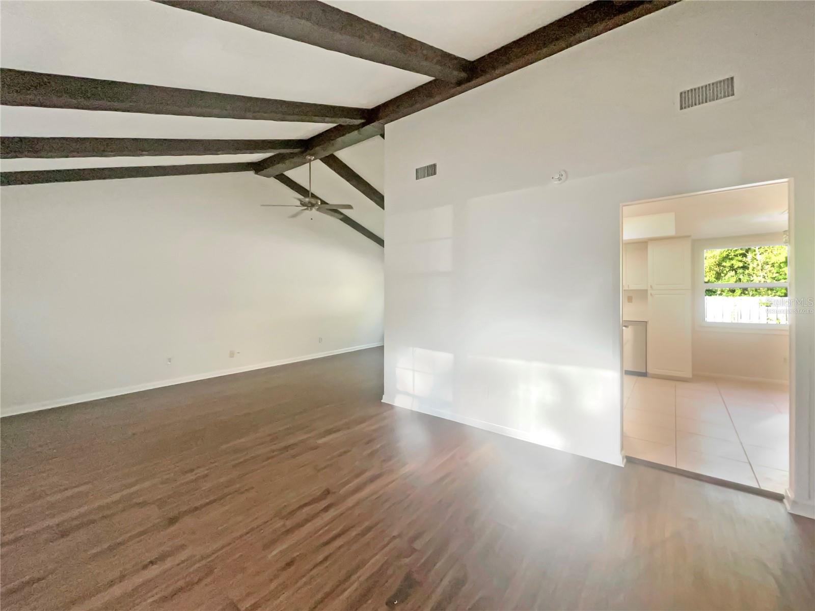 Listing photo id 2 for 1911 Rambling Lane