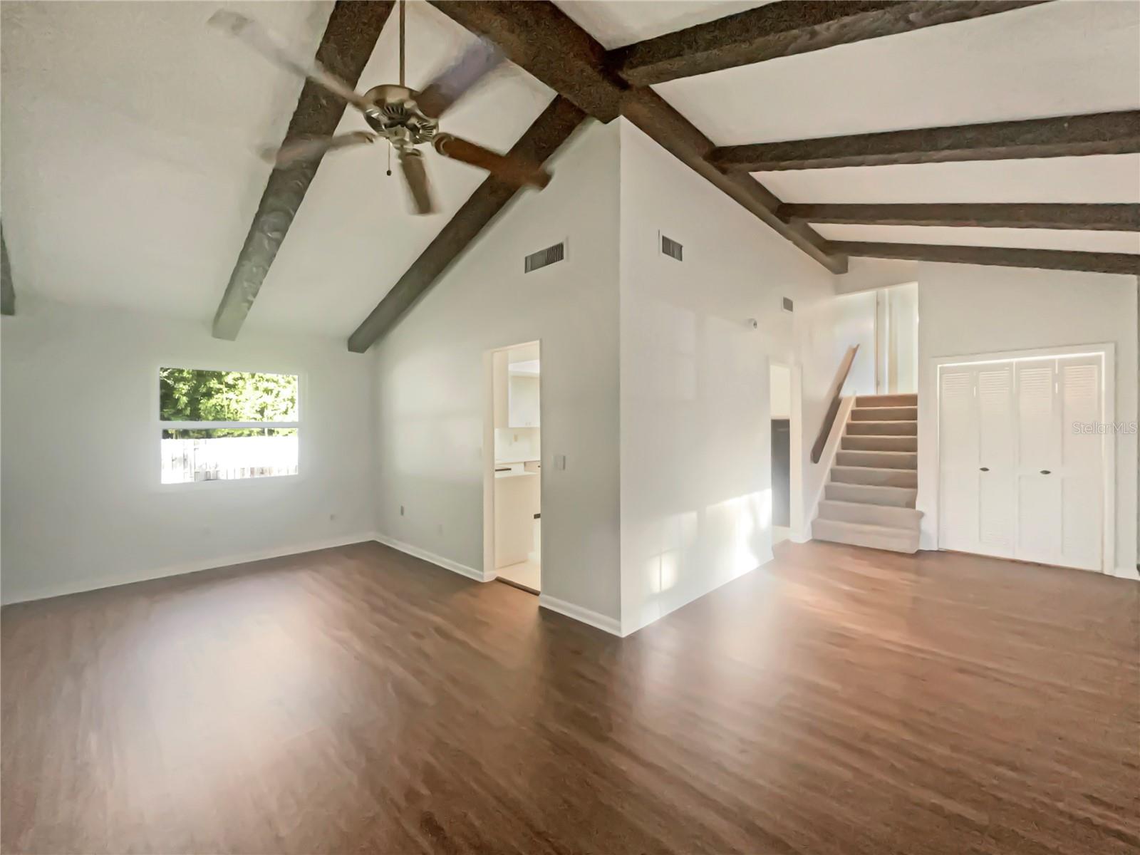 Listing photo id 4 for 1911 Rambling Lane