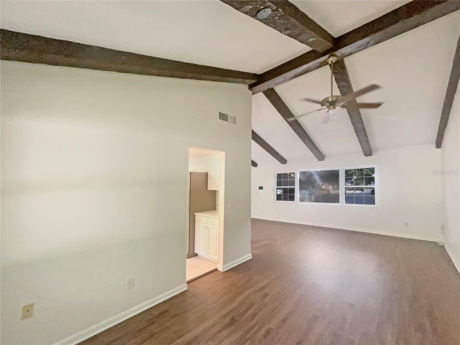 Listing photo id 5 for 1911 Rambling Lane