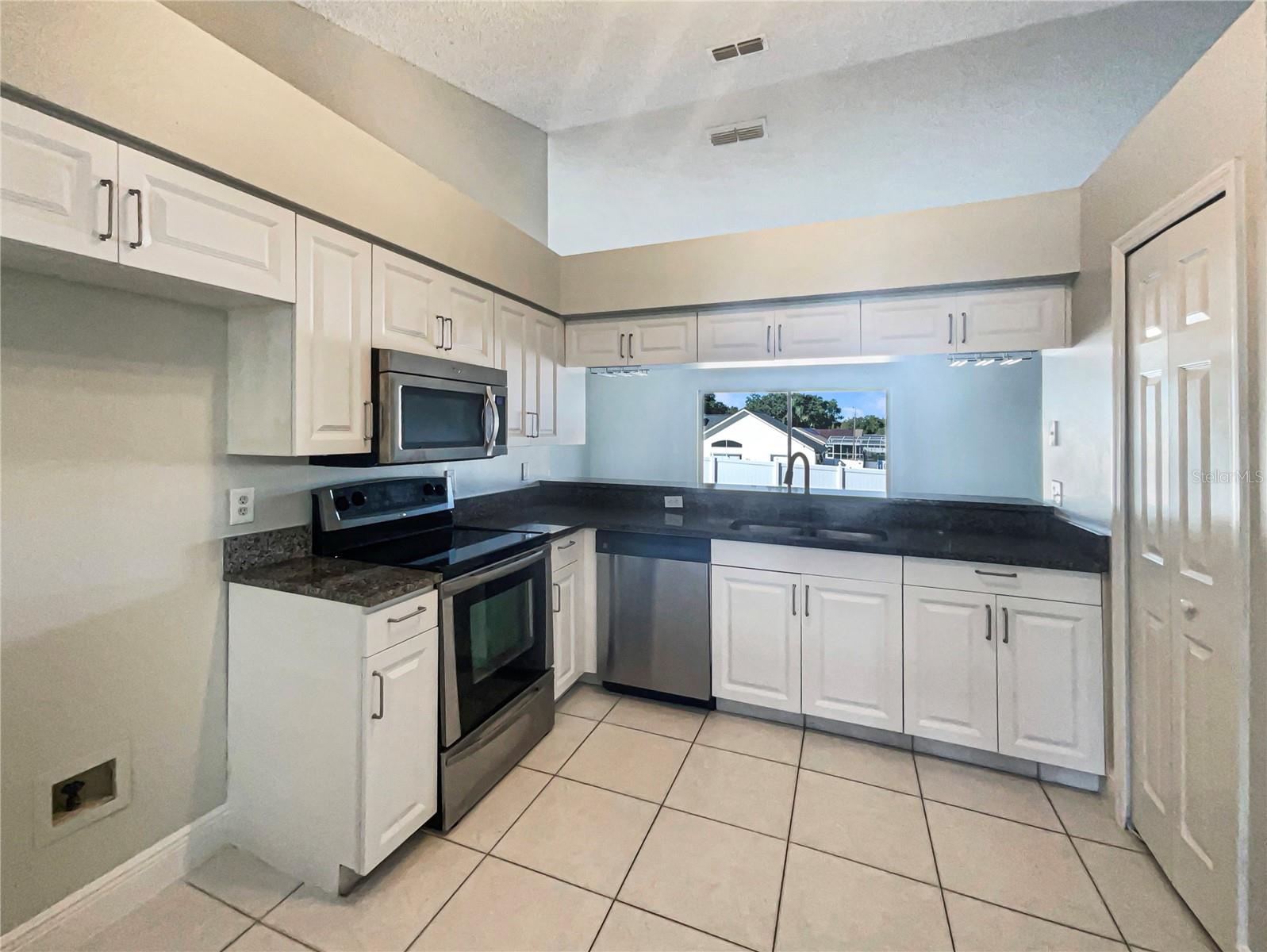 Listing photo id 2 for 446 Nevada Loop Road