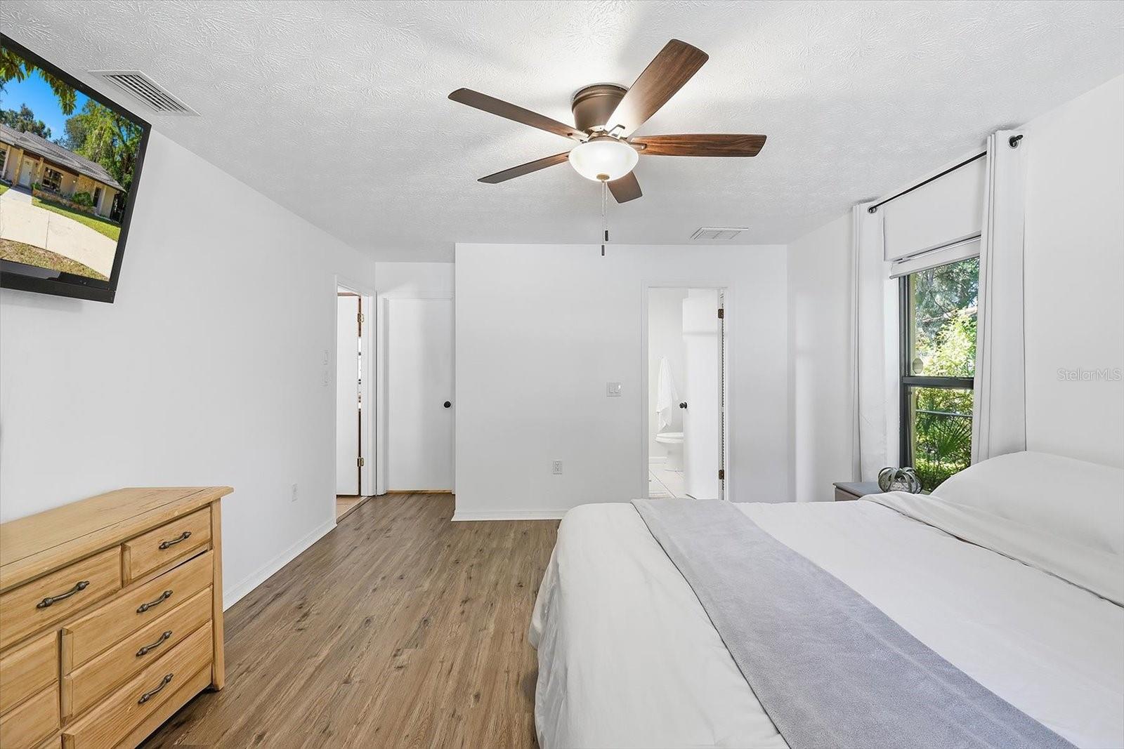 Image 24 of 49 For 807 Hollywood Circle