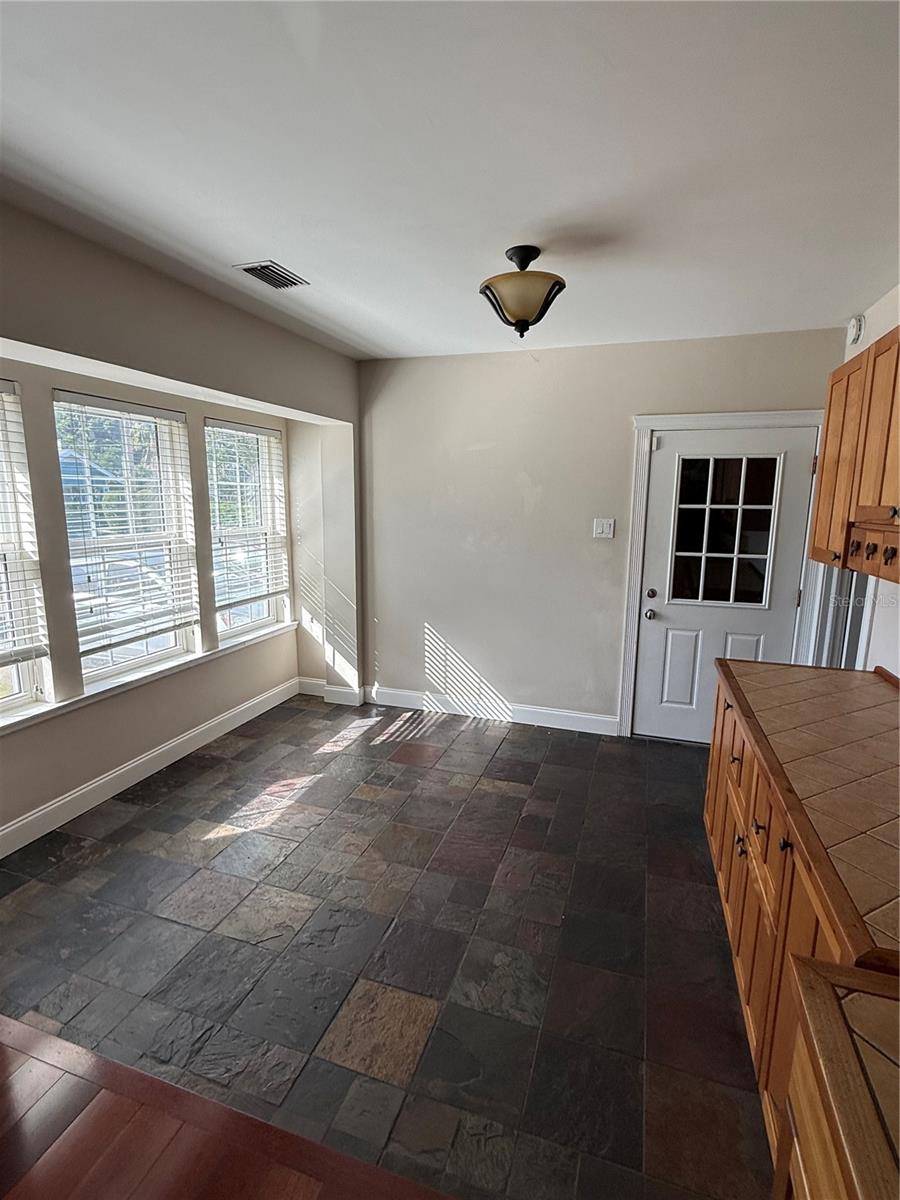 Image 10 of 17 For 401 Lincoln Avenue