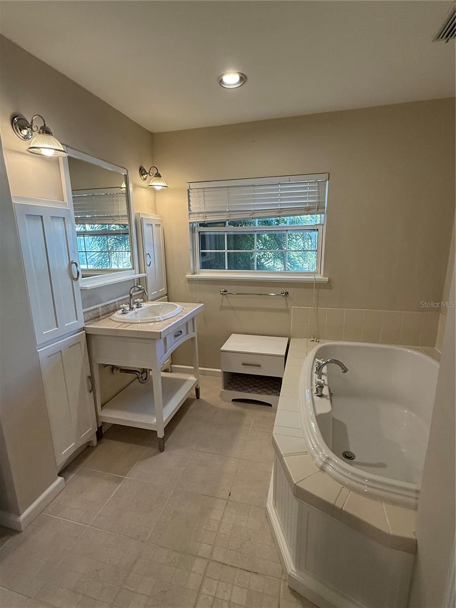 Image 12 of 17 For 401 Lincoln Avenue